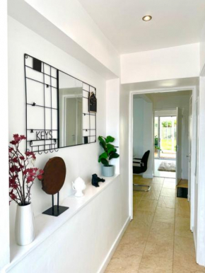 5 bedroom detached house sleeps 12 spacious Parking 5 mins driving to Bicester Village